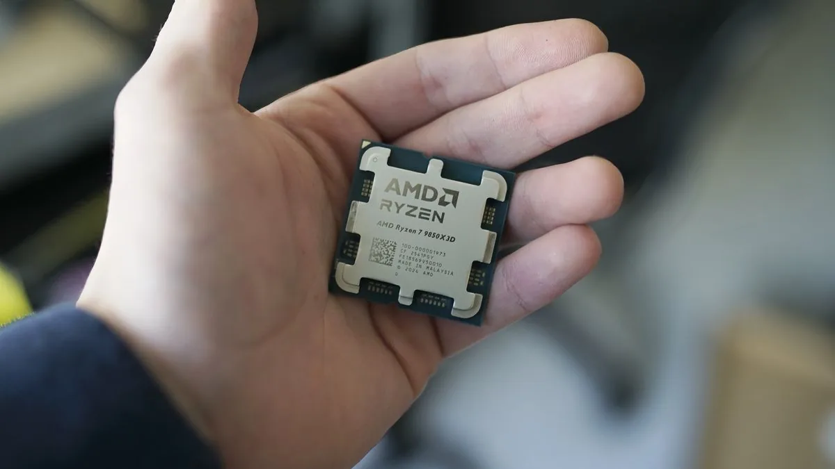 Una mano sostiene el Ryzen 7 9850X3D