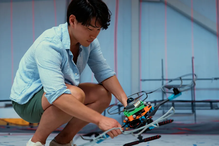 Kota Kondo con un dron