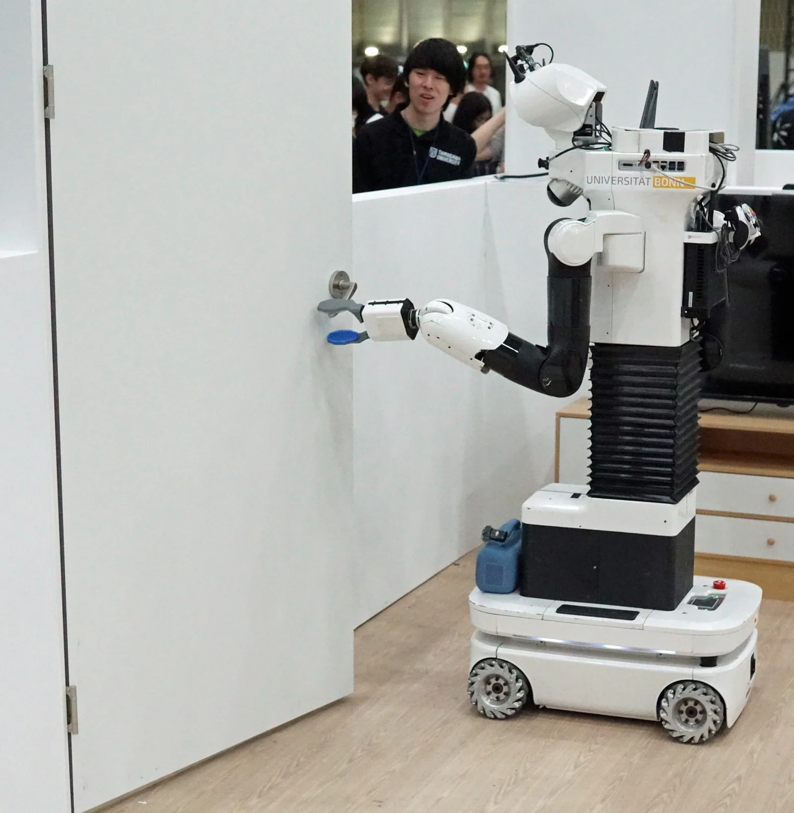El robot del equipo NimbRo abriendo la puerta