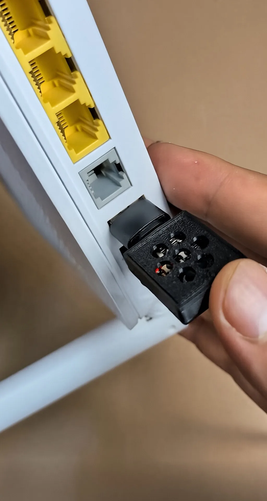 El bloqueador de DNS con ESP32-C3 SuperMini conectado directo al puerto USB de un router