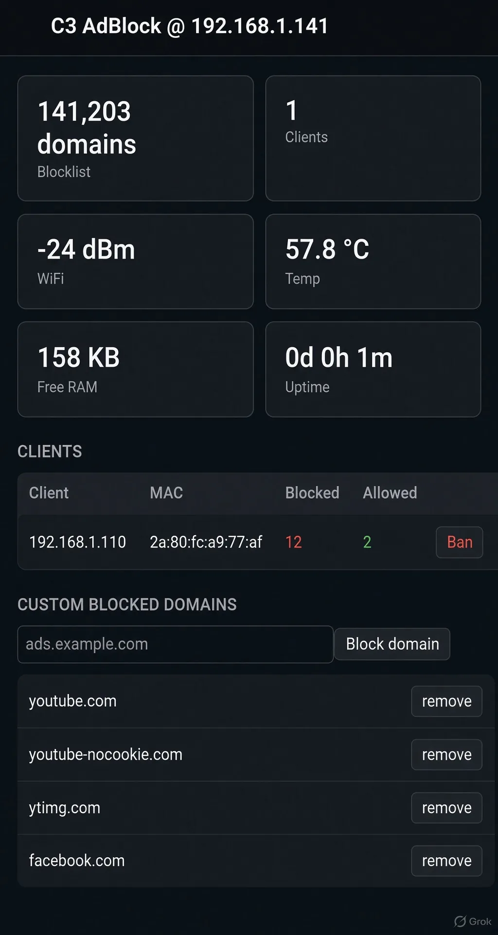 Panel web de ESP32-C3 AdBlock con estadísticas de la lista, clientes conectados, intensidad de la señal WiFi, uso de memoria y dominios bloqueados a mano
