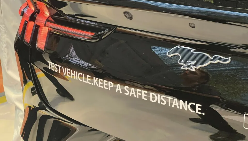 Un Ford Mustang usado en las pruebas de conducción autónoma supervisada de Wayve y Uber