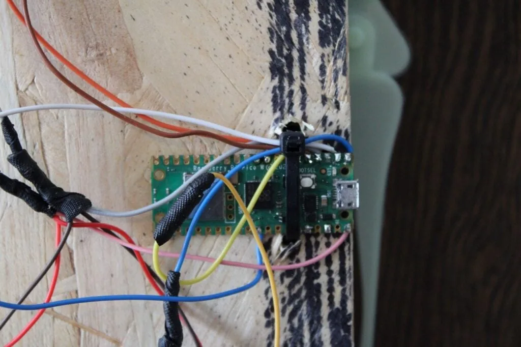 La Raspberry Pi Pico debe quedar montada de forma que se pueda acceder al puerto USB