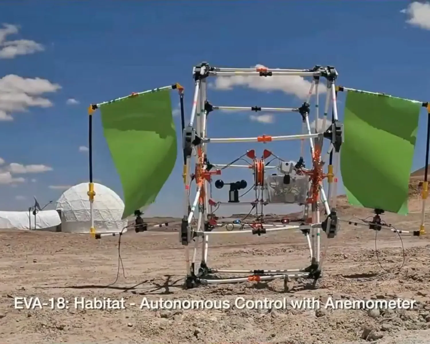 Tercer cuadro de la charla, con uno de los robots de Kennedy al aire libre