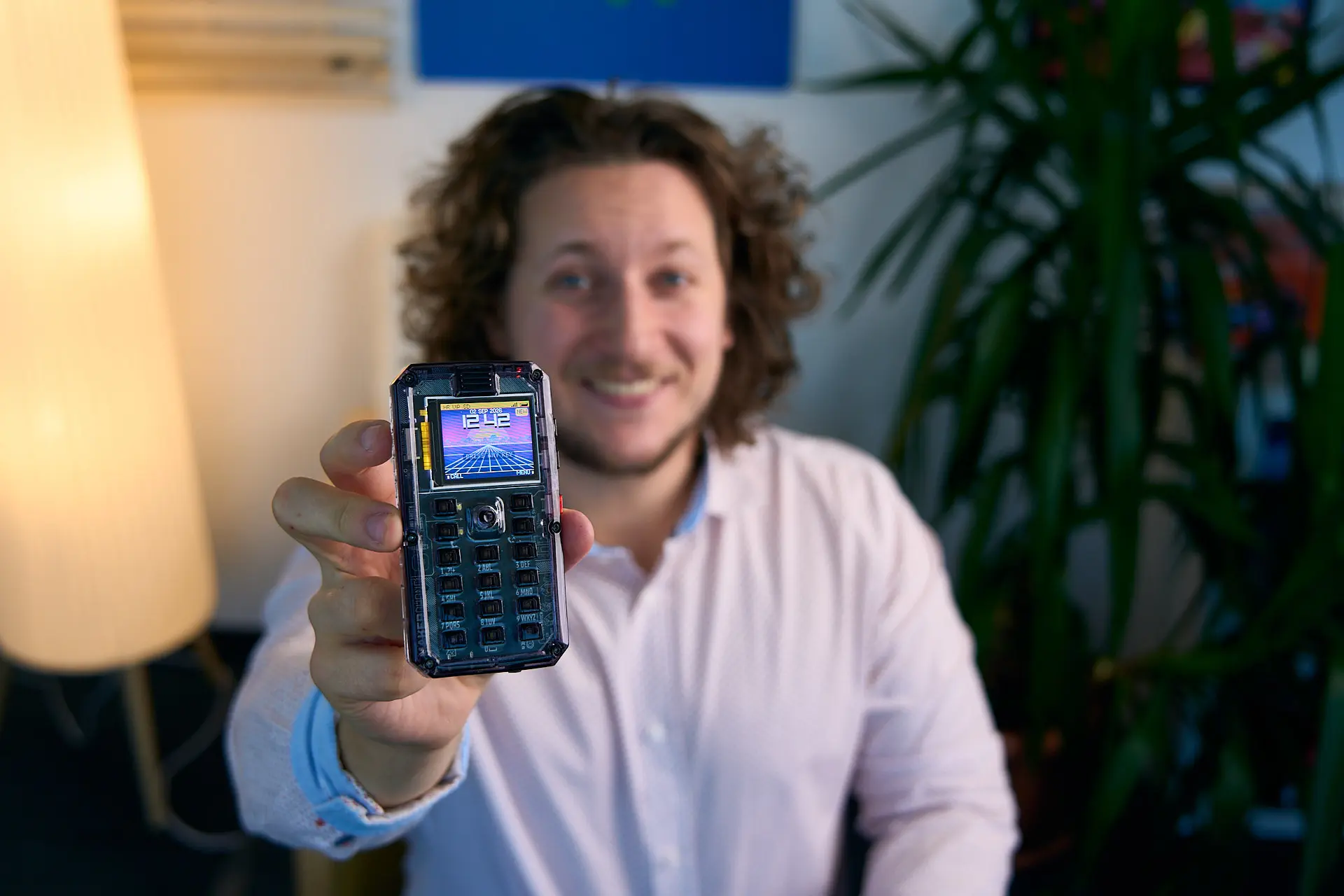 La pantalla del MAKERphone 2.0 encendida