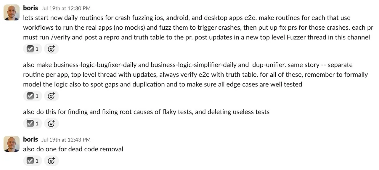Captura de Slack donde Boris Cherny delega a la IA, en lenguaje natural, fuzzing de crashes, bugs de lógica y limpieza de código muerto
