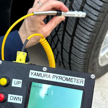Primer plano del sensor de sonda tipo K insertado en el neumático.