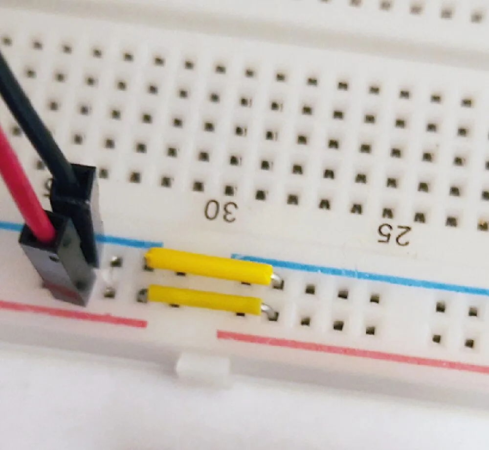 Fig. 8 Detalle de la conexión de los rieles de alimentación de la protoboard
