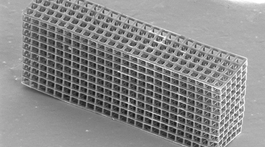 Una geometría de electrodo compleja impresa en 3D mediante DLP. Imagen vía Caltech.