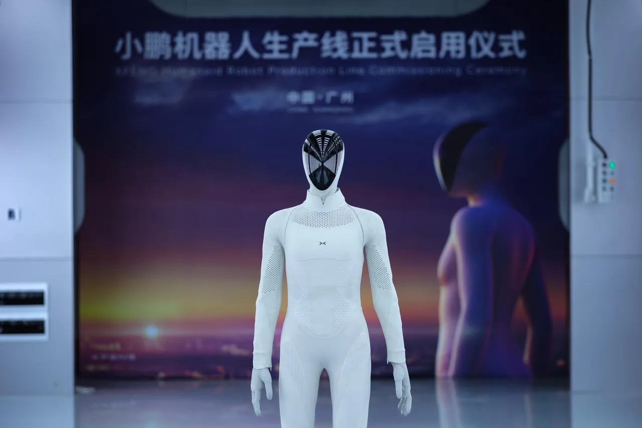 El robot IRON de próxima generación de XPeng tiene 76 grados de libertad y funciona con tres chips de IA Turing de la compañía. Fuente: XPENG