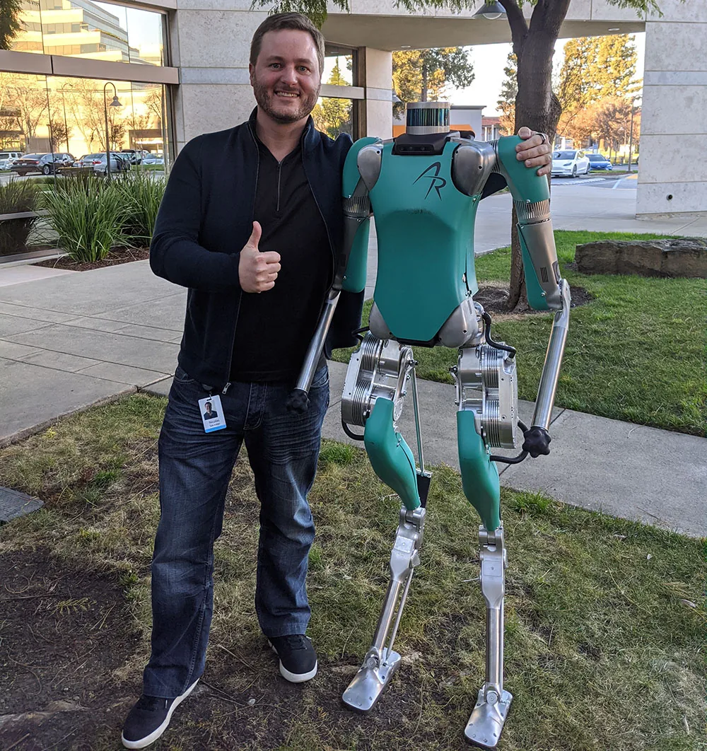 Sauvage junto al robot humanoide Digit de Agility Robotics