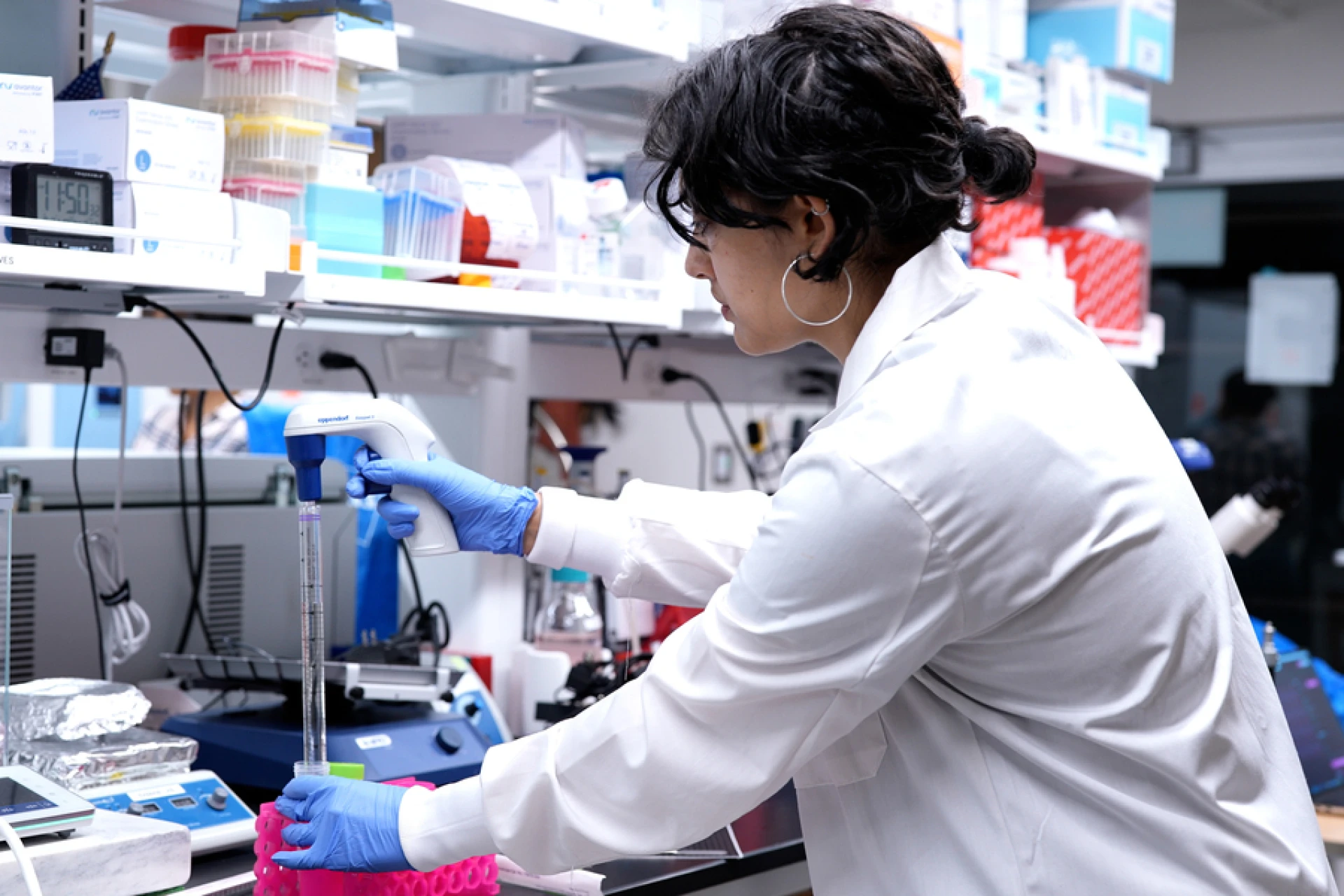 Maheera Bawa, estudiante de posgrado del Raman Lab