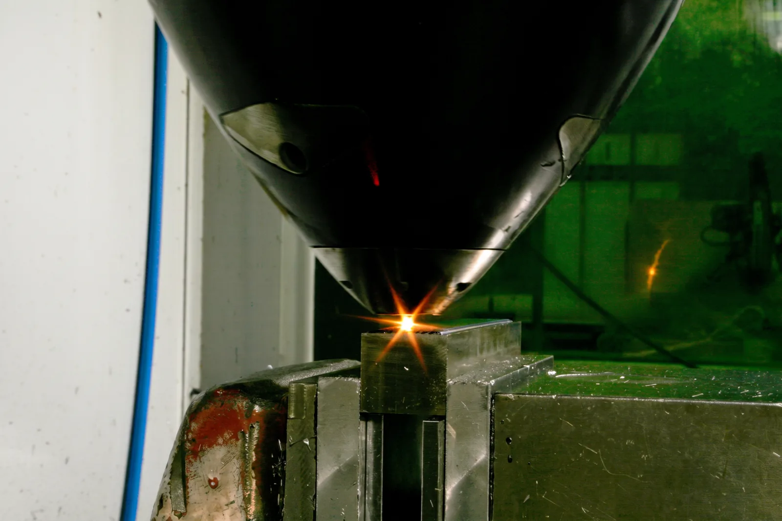 El motor Meltio deposita metal durante el proceso de fabricación híbrida en UWE Bristol