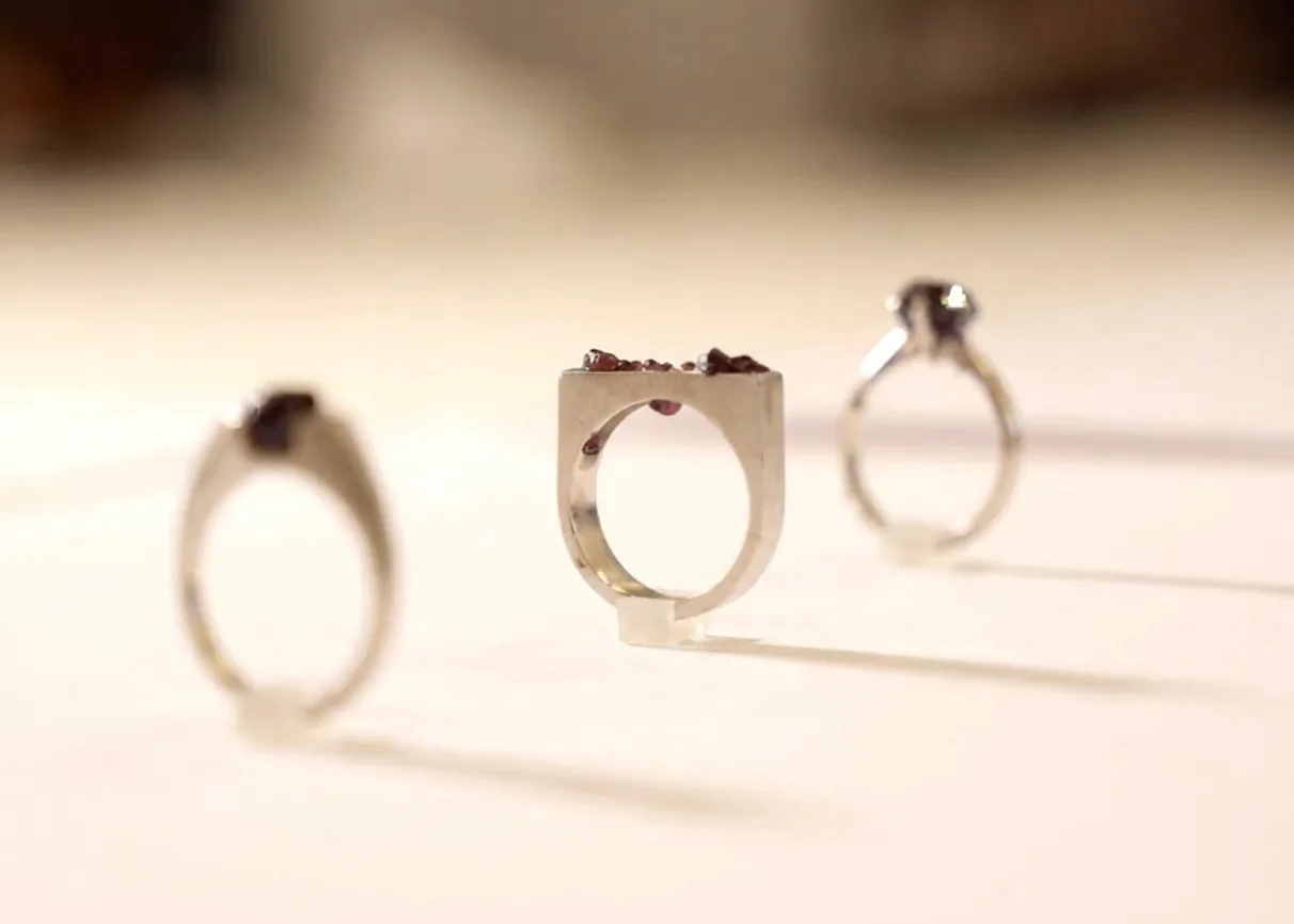 Anillos de platino desarrollados como parte de la investigación Neo-Gemstones de UWE Bristol