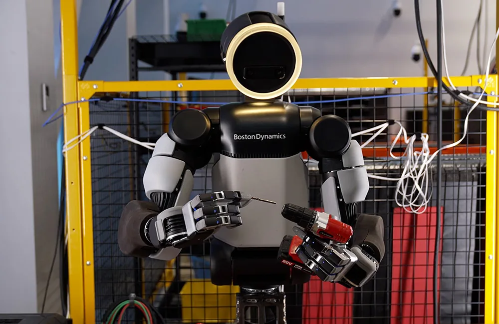 El robot Atlas de Boston Dynamics poniendo una broca en un taladro