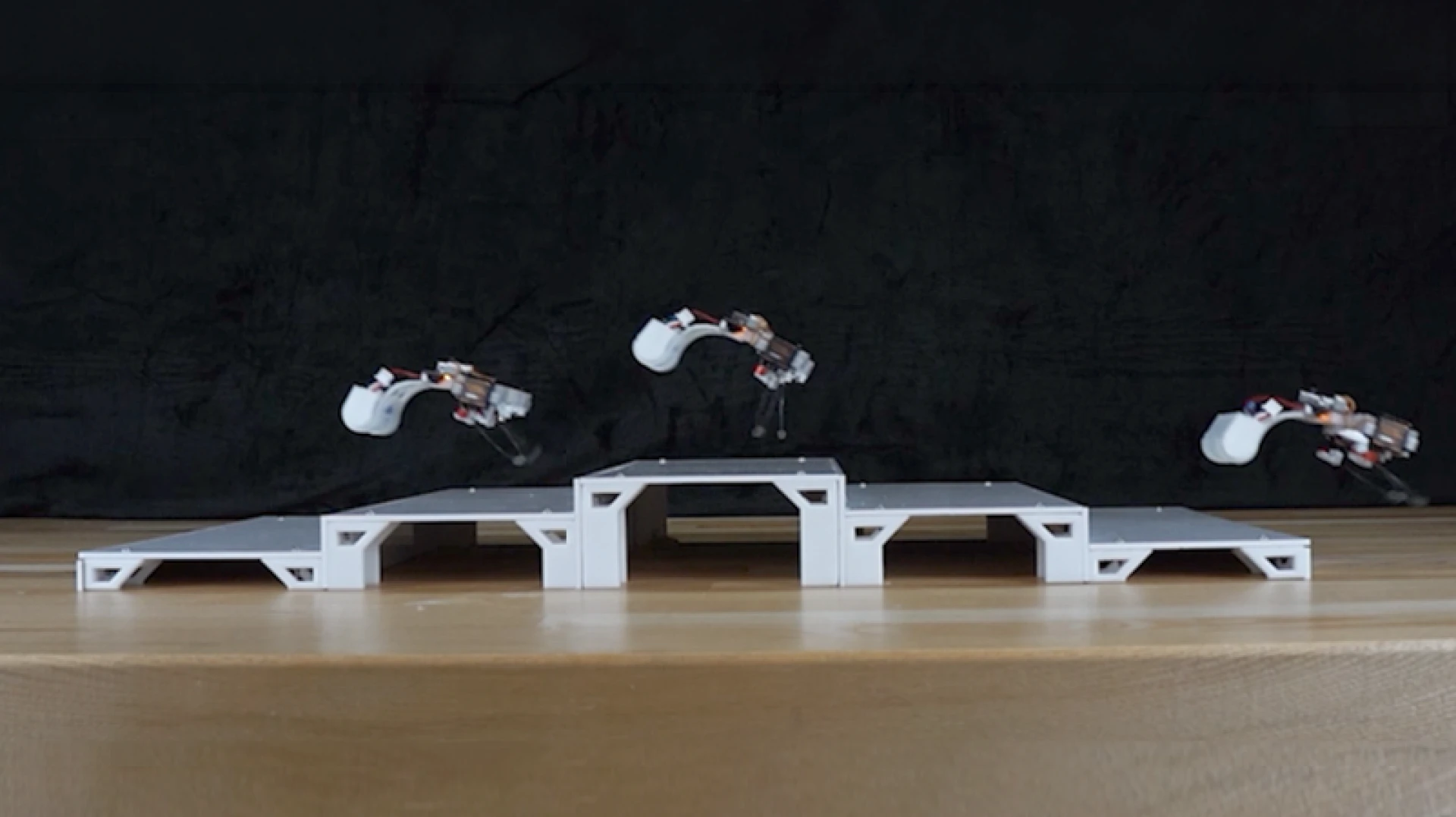El robot sube de un salto un tramo de escalones pequeños