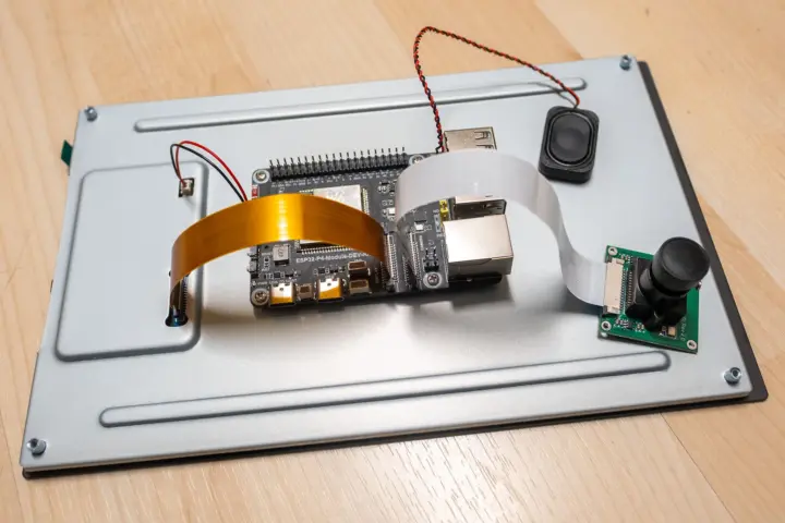 Waveshare ESP32-P4-Module-DEV-KIT-C, cara posterior de la unidad ensamblada en su soporte impreso en 3D