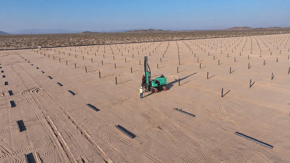 El robot R6 de Xpanner hincando pilotes en terreno.