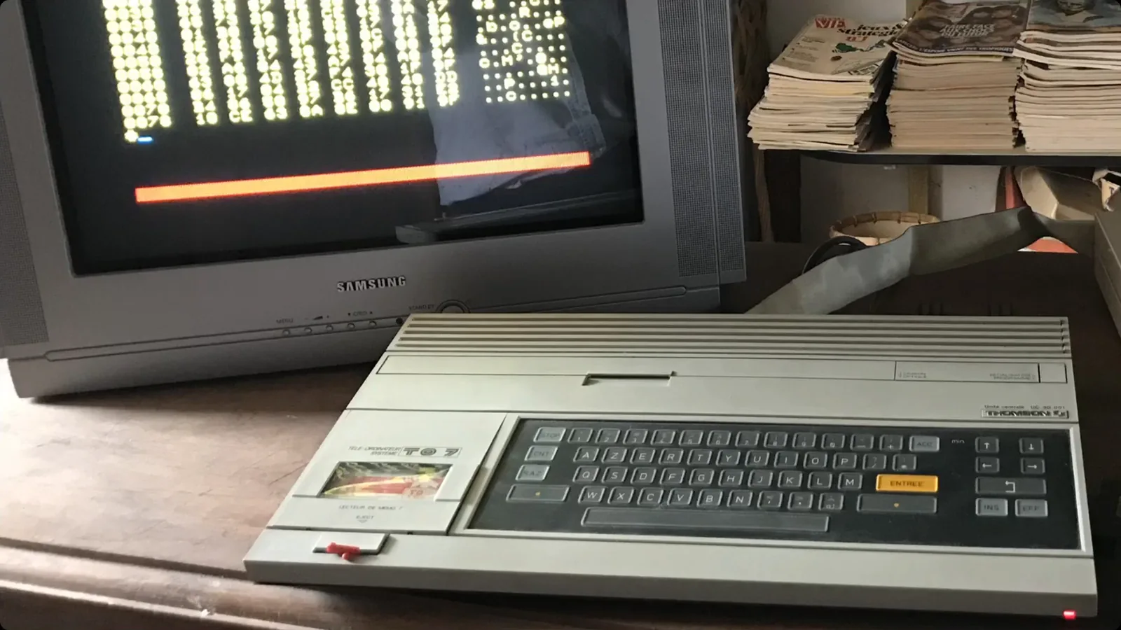 La historia de Sylvain con los computadores partió en el Thomson TO7, en una época en que la frontera entre el sistema operativo y el bare metal era finísima. Desde entonces hemos ido envolviendo las CPU en capas cada vez más profundas de abstracción.