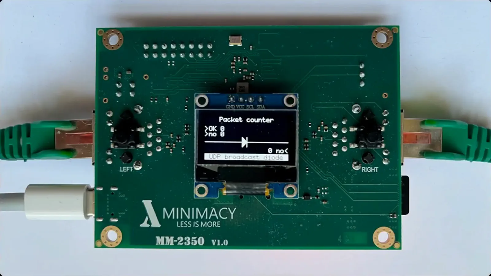 La Minimacy Machine busca ser una plataforma centrada en la transparencia, que le permita al desarrollador saber qué está pasando en cada nivel. Está basada en la Raspberry Pi RP2350.