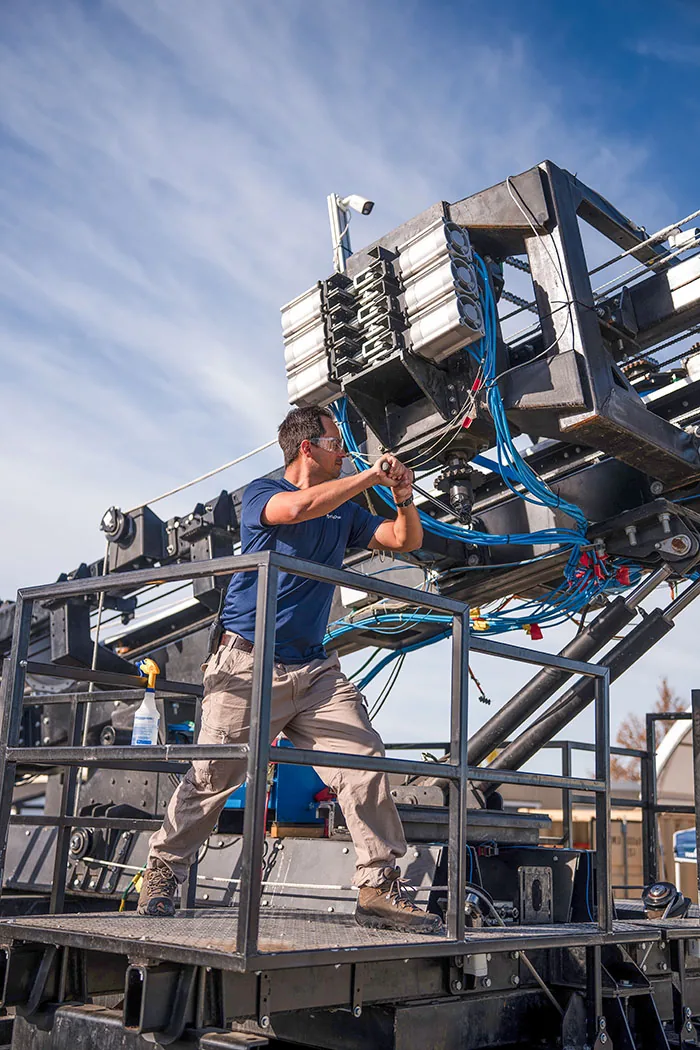 Un técnico prepara un lanzador de FireDome