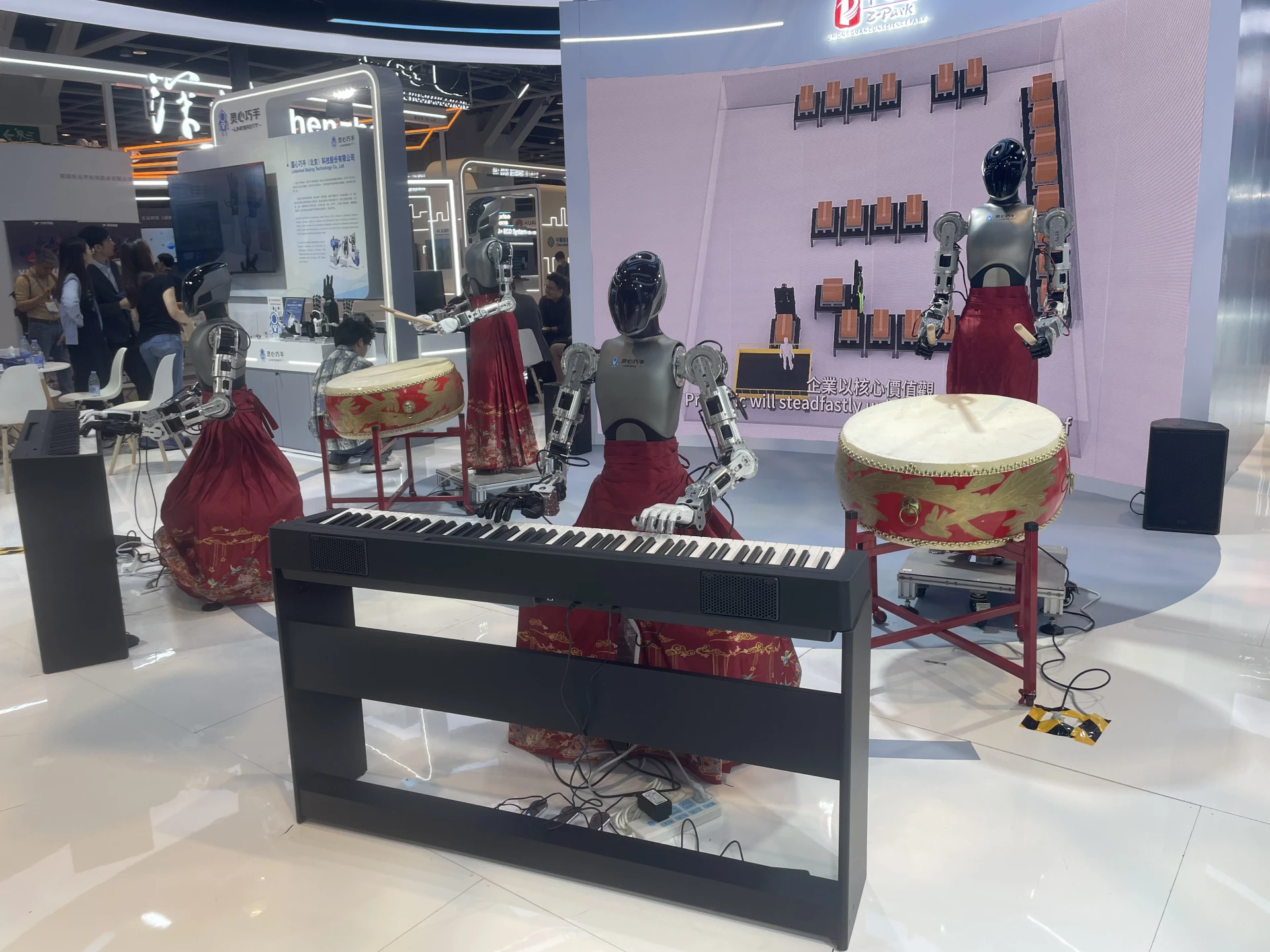 El montaje de la feria de Hong Kong incluía batería y un segundo robot, todos con manos LinkerBot