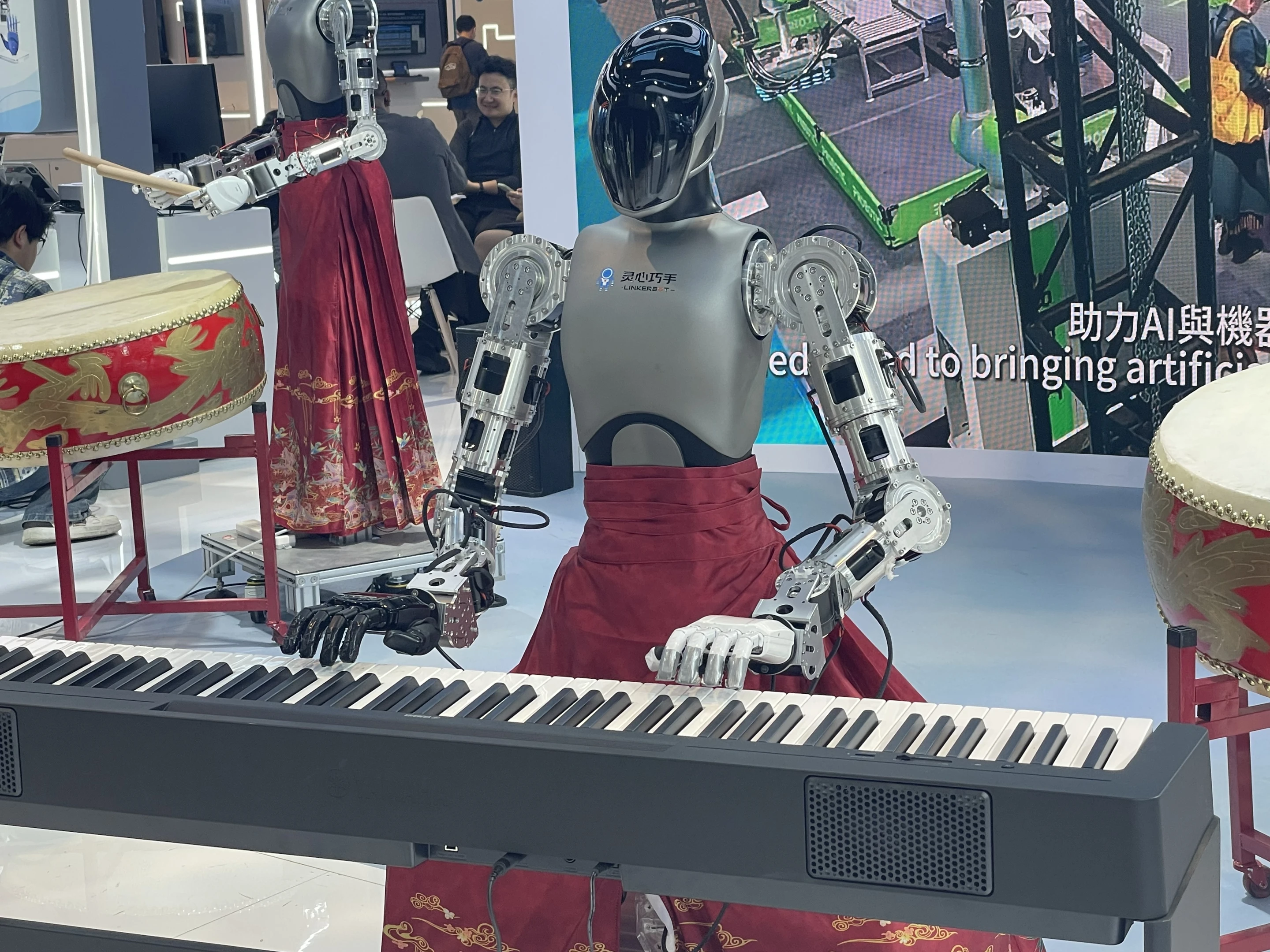 Manos LinkerBot en un humanoide de la empresa Humanoid, mostrando la destreza de sus dedos en una feria reciente
