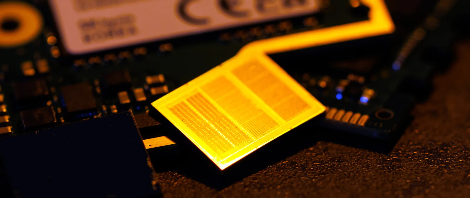 Chips de memoria HBM4E de 12 capas de SK Hynix Inc. sobre un módulo de memoria LPDDR5X CAMM2
