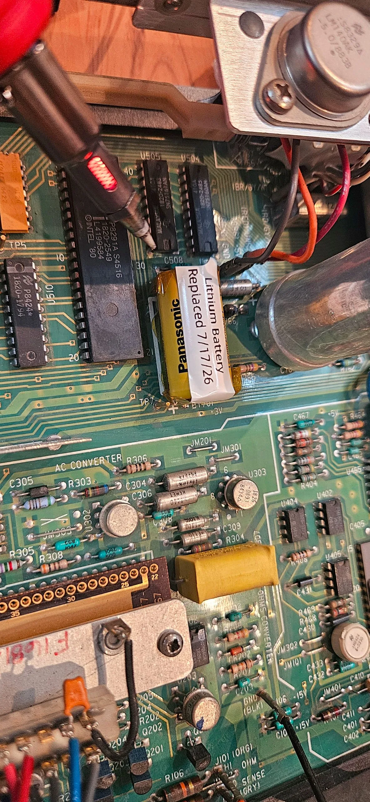 Leibson usó un soldador Weller ML500MP a butano para reemplazar la pila de litio Eternacell de 42 años por una Panasonic nueva, con el multímetro 3478A encendido. La punta flotante del soldador a butano no está aterrizada, así que no cortocircuita la pila con el multímetro enchufado a un tomacorriente con tierra. Crédito de imagen, Steve Leibson