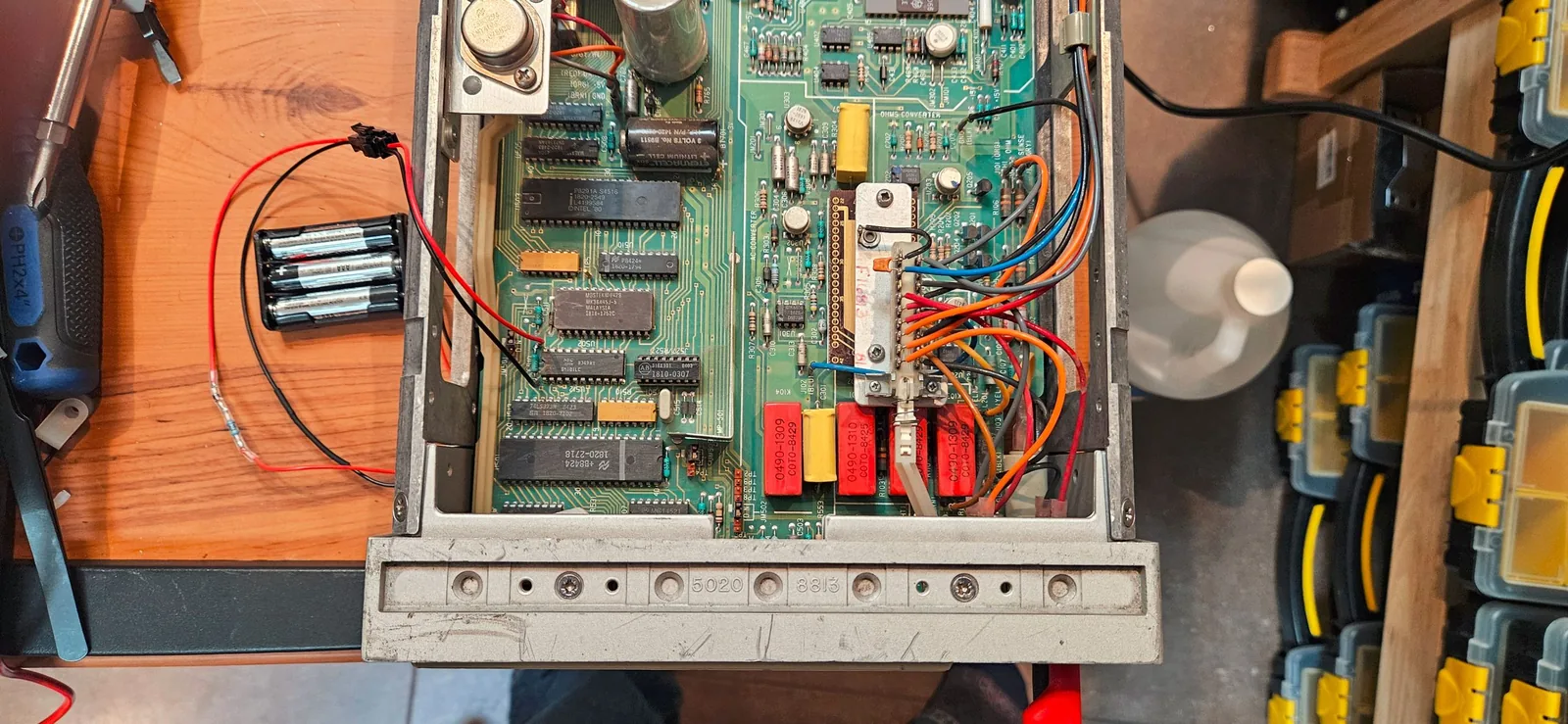 Un portapilas de tres celdas AAA, un 1N4148 y una resistencia de 470 ohm entregaron alimentación de respaldo a la SRAM de calibración del multímetro 3478A durante el cambio de la pila de litio y dióxido de azufre de 42 años. Crédito de imagen, Steve Leibson