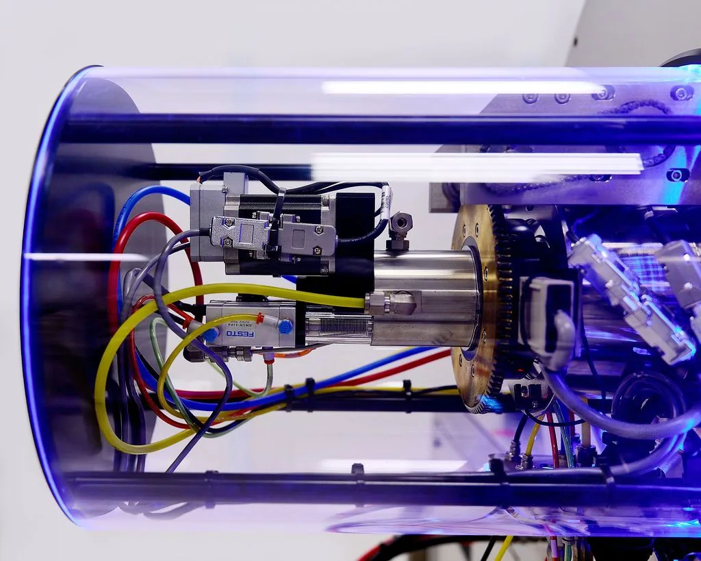Imagen de cableado y maquinaria en el laboratorio