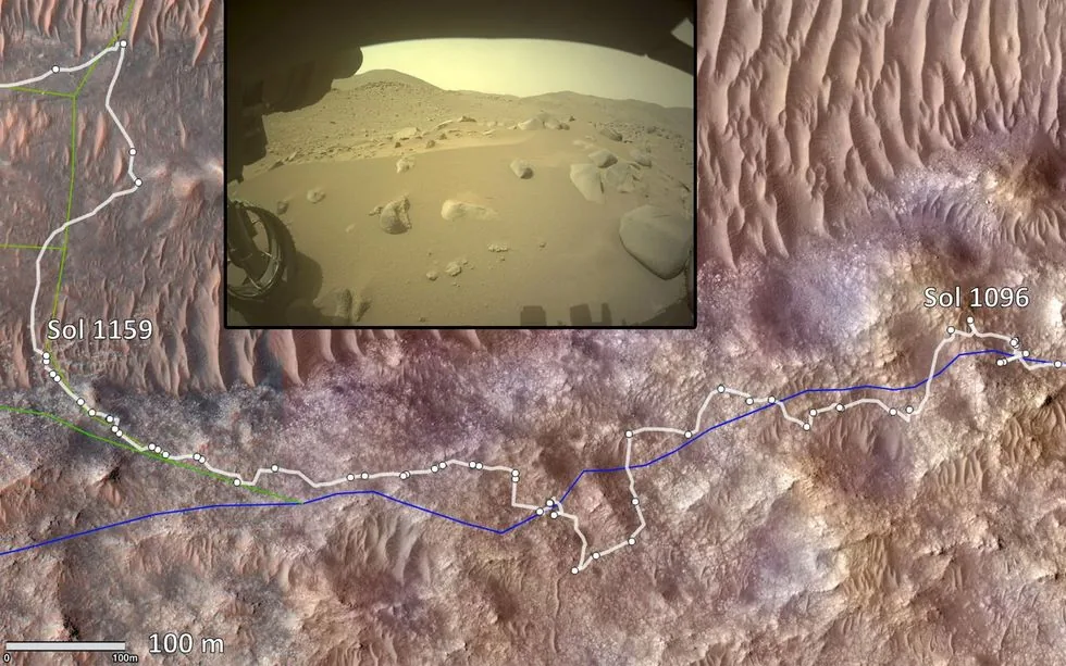 Mapa de la superficie de Marte con la ruta planificada de Perseverance para navegación autónoma junto a la ruta final, desviada por terreno peligroso.
