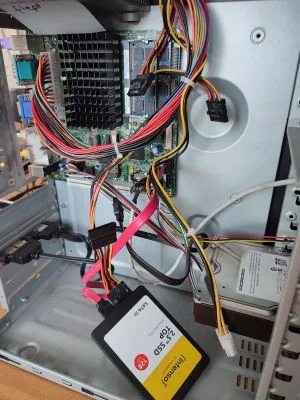 Nadie instalaba discos de 2,5 pulgadas en un gabinete de PC anterior a 2010