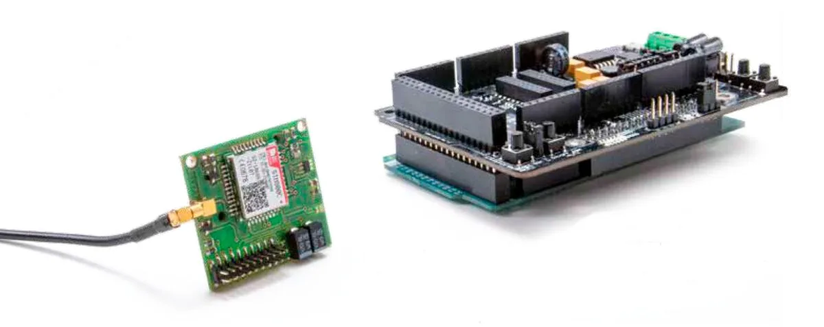 Prototipo del sistema de control remoto GSM, con la placa que aloja el módulo GSM mostrada por separado