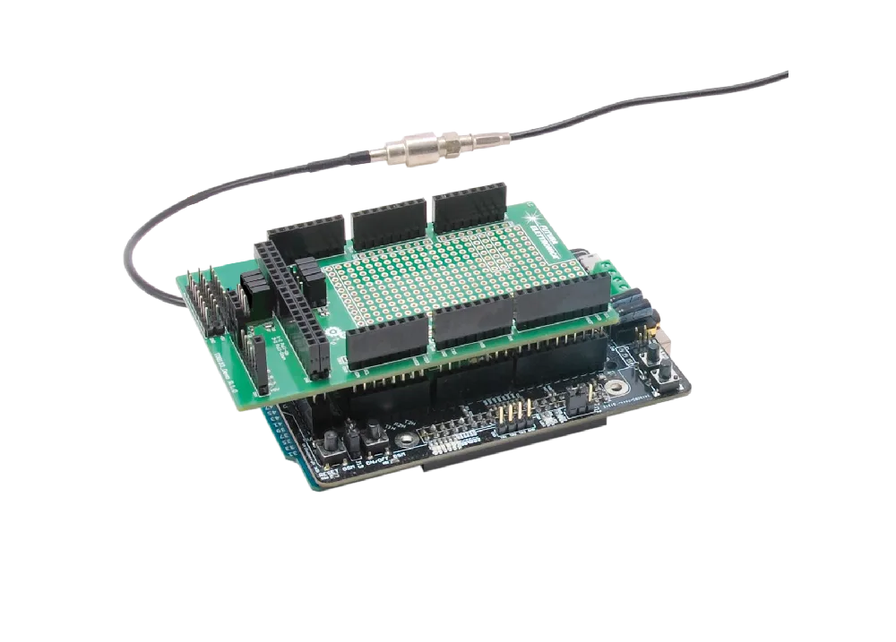 Figura 2. El shield GSM con el shield del telecontrol montado, todo sobre un Arduino Mega 2560.