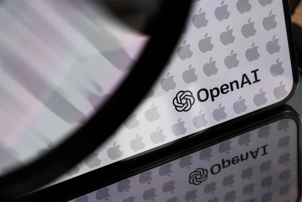El logo de OpenAI en la pantalla de un celular junto al ícono de Apple, en Ankara, Turquía