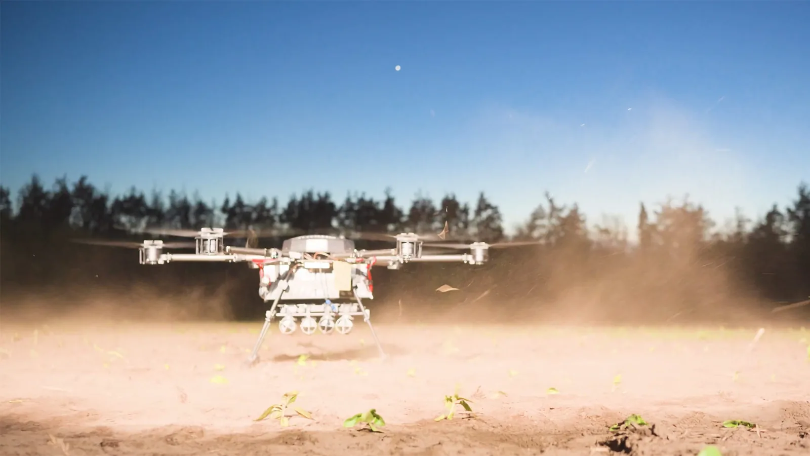 Un dron cuadricóptero ucraniano despegando