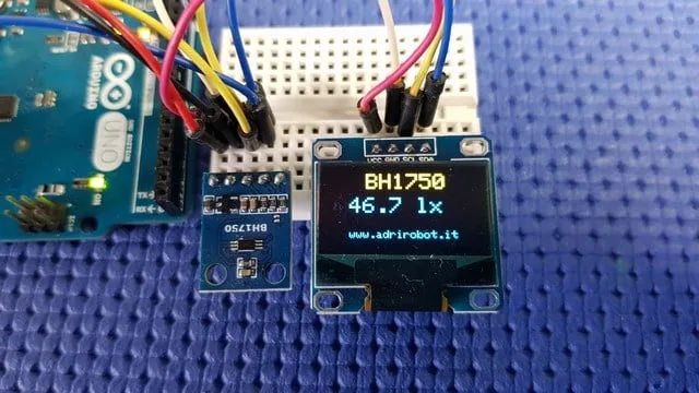 El luxómetro con GY-302 y pantalla OLED durante una medición (foto de AdriRobot)