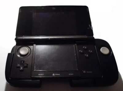 Nintendo 3DS con el accesorio Circle Pad Pro instalado (crédito Umweltschützen, Wikimedia)