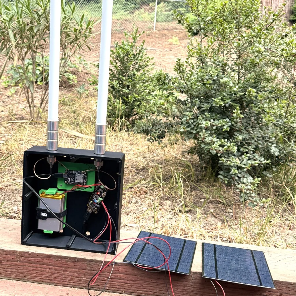 Estación terrestre ADS-B con panel solar y batería