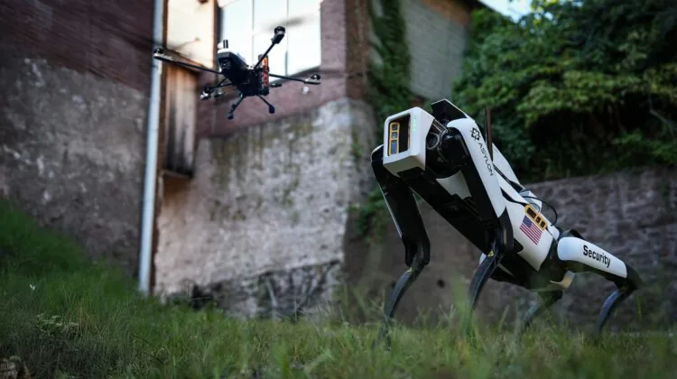Un dron y un perro robot de Asylon trabajando juntos