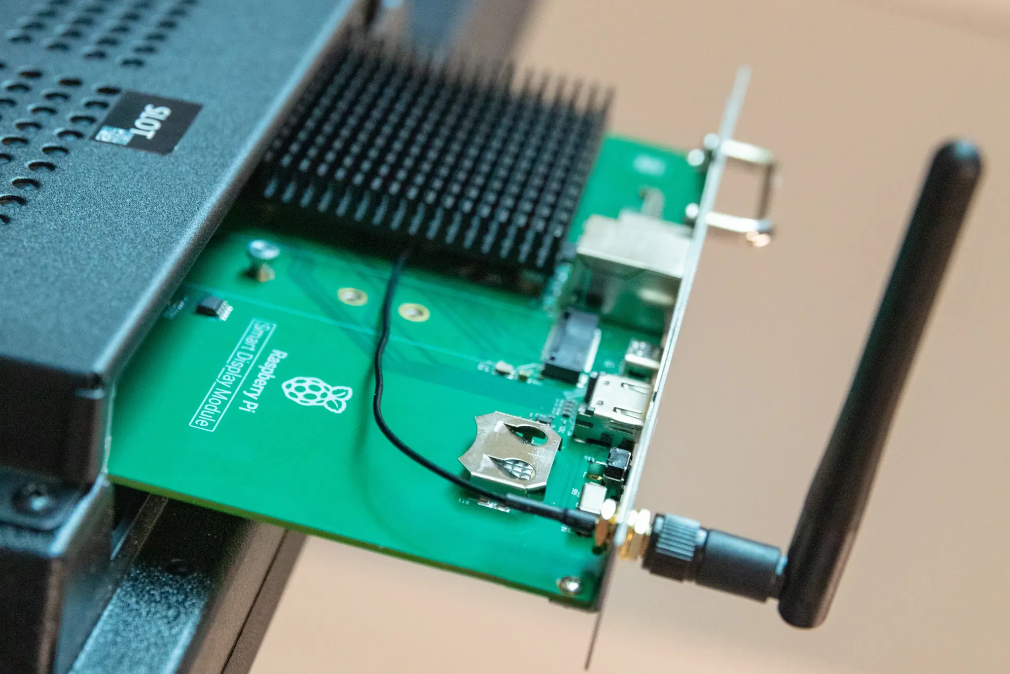Raspberry Pi Smart Display Module insertándose en una pantalla SDM