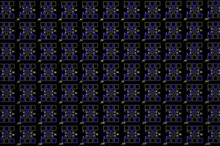 Imagen de microscopio de un chip para computación inspirada en el cerebro